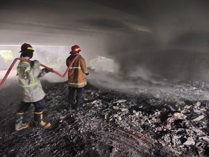 Warga Bakar-bakar Sampah, Api Sempat Berkobar di Kolong Tol Jagorawi Pagi Tadi