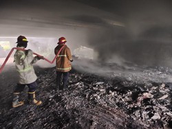 Warga Bakar-bakar Sampah, Api Sempat Berkobar di Kolong Tol Jagorawi Pagi Tadi