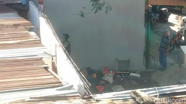 Penampakan Tembok Setinggi Atap yang Tutup Akses Rumah Lansia di Makassar