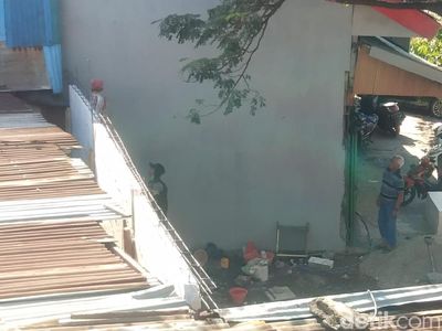 Penampakan Tembok Setinggi Atap yang Tutup Akses Rumah Lansia di Makassar