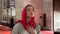6 Gaya Kontroversi Amber Heard Berkerudung Tapi Seksi Saat Kunjungi Masjid