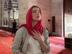 Bahagianya! Amber Heard Jadi Ibu sekaligus Ayah untuk Oonagh