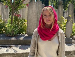 Amber Heard ke Masjid di Istanbul, Pakaiannya Jadi Sorotan