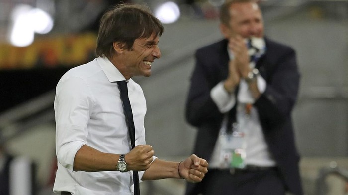 Inter Milans head coach Antonio Conte celebrates after the Europa League semifinal soccer match between Inter Milan and Shakhtar Donetsk at Dusseldorf Arena, in Duesseldorf, Germany, Monday, Aug. 17, 2020. Inter won 5-0. (Lars Baron/Pool Photo via AP)