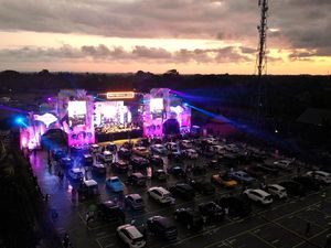 Asyiknya Nonton Konser Musik dari Dalam Mobil di Bali