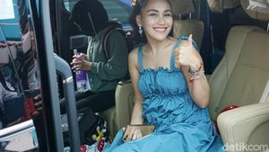 Ayu Ting Ting Pamer Bahu dengan Dress Biru