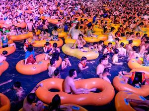 Pesta Kolam Ratusan Pemuda Wuhan Rayakan Bebas Corona