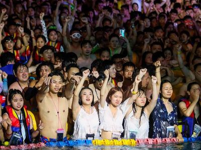 Corona Hilang, Warga Wuhan Gelar Pesta Dugem di Kolam Renang