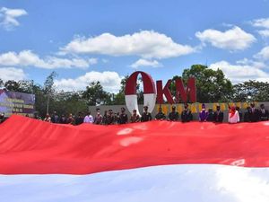 Bendera Merah Putih Raksasa Dibentangkan di Merauke