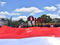 Bendera Merah Putih Raksasa Dibentangkan di Merauke