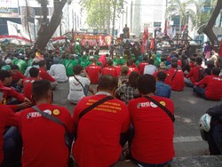 Massa Demo Tolak Omnibus Law di DPRD Sumut, Lalu Lintas Dialihkan