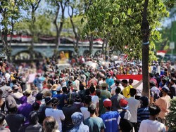 Ribuan Warga Kepung Gedung DPRD Gresik Minta Bongkar Muat Batu Bara Ditutup