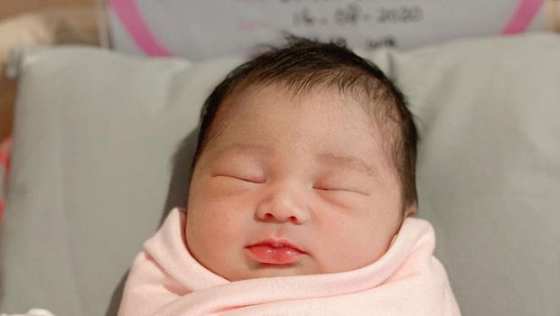 Dian Pelangi melahirkan