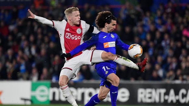 Ajax's Dutch midfielder Donny Van de Beek (R) challenges Getafe's Spanish defender Marc Cucurella (L) during the Europa League round of 32 football match between Getafe CF and Ajax Amsterdam at the Coliseum Alfonso Perez stadium in Getafe on February 20, 2020. (Photo by JAVIER SORIANO / AFP)