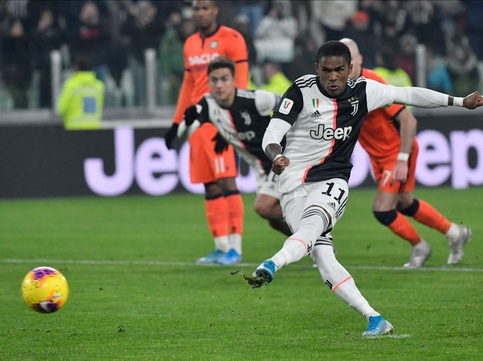 TURIN, ITALY - JANUARY 15: Douglas Costa of Juventus FC kicks a penalty during the Coppa Italia match between Juventus and Udinese Calcio at Allianz Stadium on January 15, 2020 in Turin, Italy. (Photo by Stefano Guidi/Getty Images)