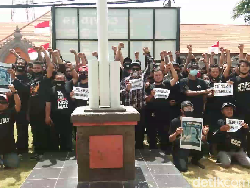 Outsiders-Lady Rose Fans SID ke Polda Bali, Bawa Poster #BebaskanJRXSID