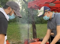 Efek Corona, Pilot dan Insinyur Ini Kini Jualan Sate di Malaysia