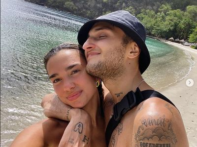 Gaya Selebriti Dunia yang Nekat Liburan di Masa Pandemi Virus Corona