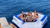 Asyik banget nih Cristiano Ronaldo bersama Georgina Rodriguez dan anak-anaknya main basah-basahan (Instagram/georginagio)