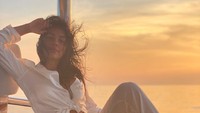 Georgina berpose dengan latar suasana senja di Saint-Tropez, Prancis (Instagram/georginagio)