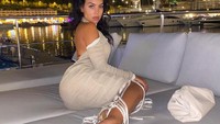 Keduanya pun plesiran dari pesisir Italia sampai ke kawasan tenggara Prancis hingga ke Monaco. Begini gaya Goergina Rodriguez saat kapal mereka bersandar di Monaco (Instagram/georginagio)