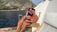 Kompetisi sudah usai, saatnya Cristiano Ronaldo liburan bersama kekasihnya Georgina Rodriguez. Dua sejoli itu diketahui asyik liburan naik kapal yacht (Instagram/georginagio)