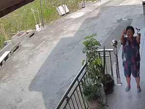 Makan di Depan CCTV, Jadi Cara Nenek Ini Berkomunikasi dengan Cucunya