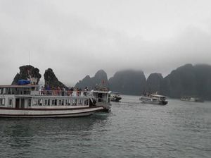 Jalan-Jalan Seru ke Halong Bay, Situs Warisan Dunia yang Menawan Jalan-Jalan Seru ke Halong Bay, Situs Warisan Dunia yang Menawan