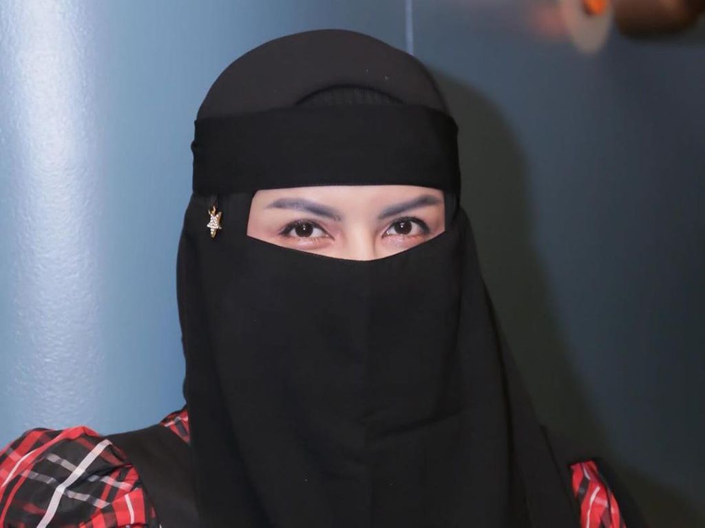 Cerita Hijrah Five Vi: Dulu Seksi Kini Pakai Hijab Cadar