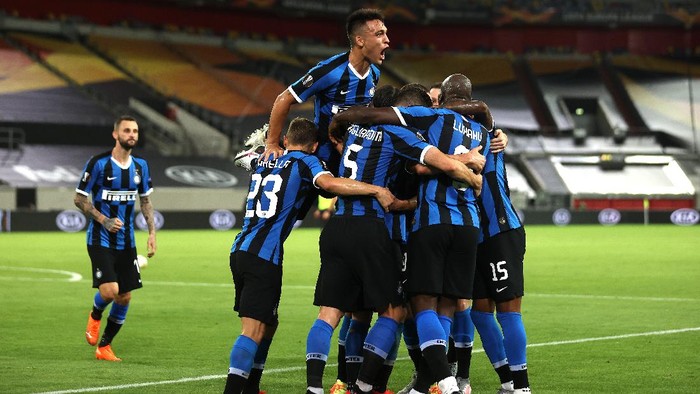 DUESSELDORF, GERMANY - AUGUST 17: Danilo DAmbrosio of Inter Milan celebrates with Lautaro Martinez and his team mates after scoring his teams second goal during the UEFA Europa League Semi Final between Internazionale and Shakhtar Donetsk at Merkur Spiel-Arena on August 17, 2020 in Duesseldorf, Germany. (Photo by Lars Baron/Getty Images)
