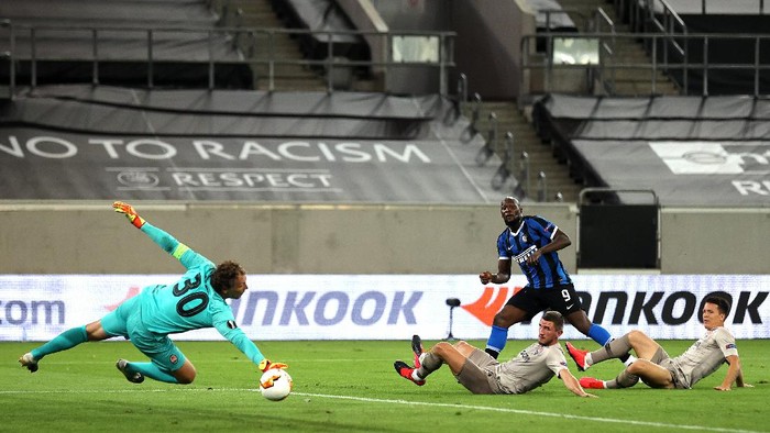 DUESSELDORF, GERMANY - AUGUST 17: Romelu Lukaku of Inter Milan scores his teams fourth goal past Andriy Pyatov of Shakhtar Donetsk during the UEFA Europa League Semi Final between Internazionale and Shakhtar Donetsk at Merkur Spiel-Arena on August 17, 2020 in Duesseldorf, Germany. (Photo by Lars Baron/Getty Images)