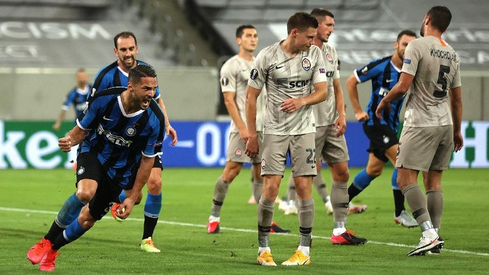 DUESSELDORF, GERMANY - AUGUST 17: Danilo DAmbrosio of Inter Milan celebrates after scoring his teams second goal during the UEFA Europa League Semi Final between Internazionale and Shakhtar Donetsk at Merkur Spiel-Arena on August 17, 2020 in Duesseldorf, Germany. (Photo by Lars Baron/Getty Images)