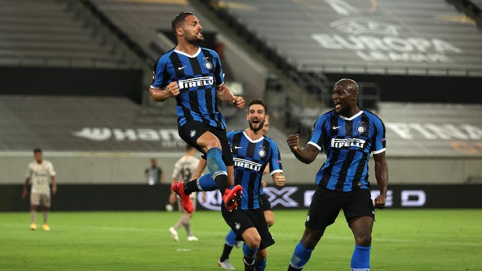 DUESSELDORF, GERMANY - AUGUST 17: Danilo DAmbrosio of Inter Milan celebrates with Romelu Lukaku after scoring his teams second goal during the UEFA Europa League Semi Final between Internazionale and Shakhtar Donetsk at Merkur Spiel-Arena on August 17, 2020 in Duesseldorf, Germany. (Photo by Lars Baron/Getty Images)