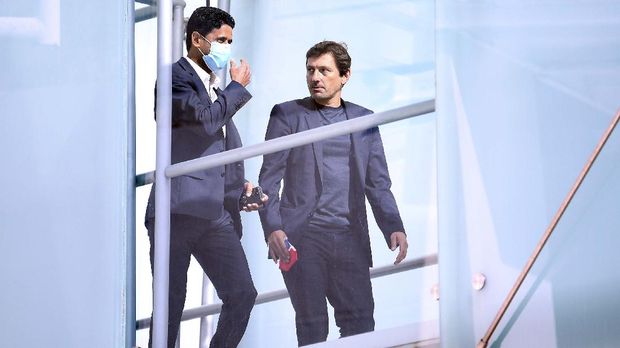 Paris Saint-Germain's Brazilian sporting director Leonardo (R) and Paris Saint-Germain's Qatari president Nasser Al-Khelaifi cross a bridge at their hotel in Lisbon on August 17, 2020 on the eve of the UEFA Champions League semi final football match between Paris Saint-Germain and Leipzig. (Photo by FRANCK FIFE / AFP)