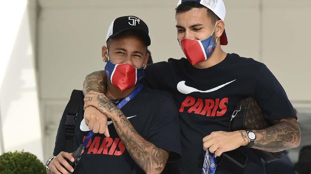 Paris Saint-Germain's Brazilian forward Neymar (L) and Paris Saint-Germain's Argentinian forward Leandro Paredes leave their hotel to attend a training session in Lisbon on August 17, 2020 on the eve of the UEFA Champions League semi final football match between Paris Saint-Germain and Leipzig. (Photo by FRANCK FIFE / AFP)