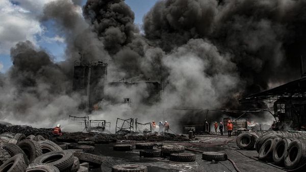 Pabrik Pengolahan Ban Bekas di Pekanbaru Terbakar