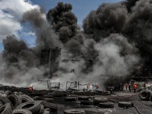 Pabrik Pengolahan Ban Bekas di Pekanbaru Terbakar