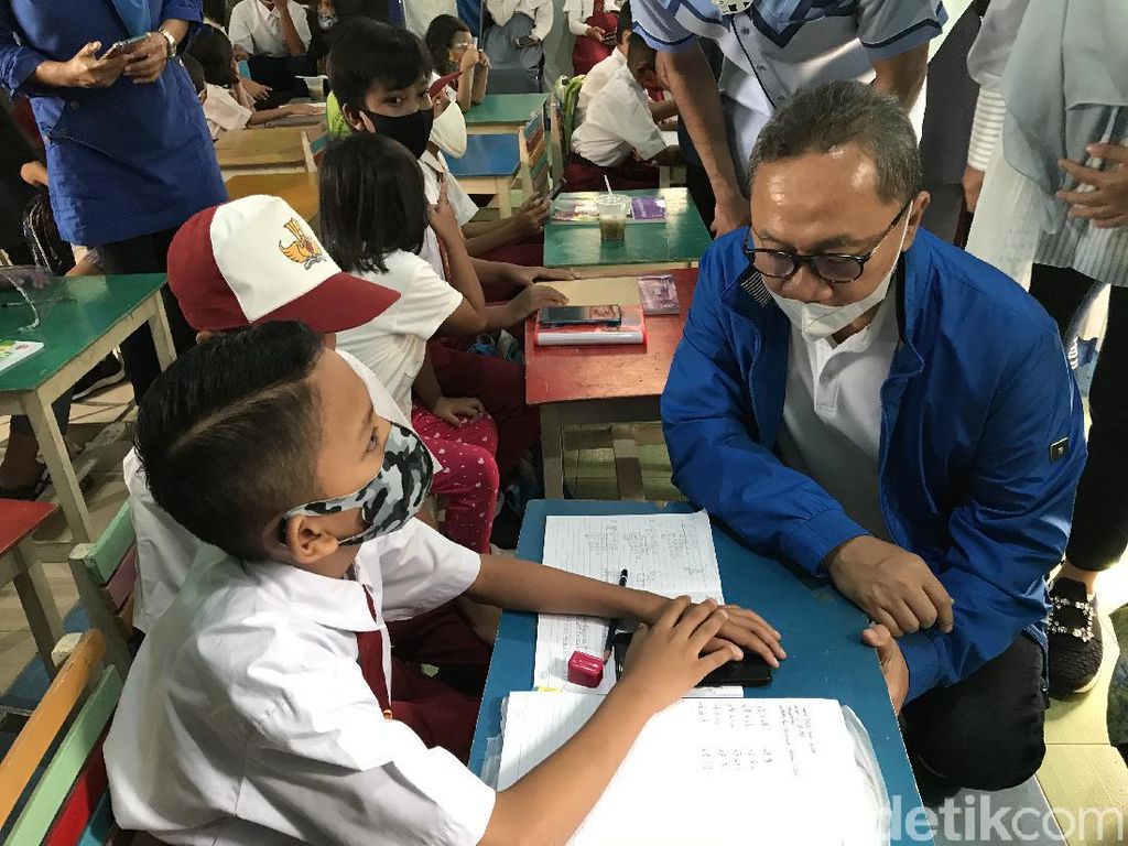 PAN Pasang WiFi Gratis di DKI, Zulhas: Pemerintah Lambat Datangnya PAN Pasang WiFi Gratis di DKI, Zulhas: Pemerintah Lambat Datangnya