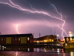 Kilatan Petir Menghiasi Langit Malam di Inggris dalam Rangkaian Foto