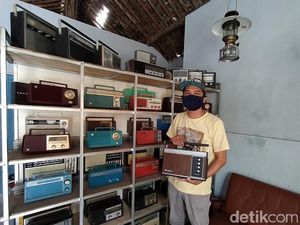 Jadul! Menengok Koleksi Radio Transistor Warna-warni di Magelang
