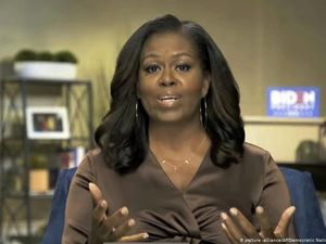 Konvensi Demokrat AS Tampilkan Michelle Obama dan Bernie Sanders Konvensi Demokrat AS Tampilkan Michelle Obama dan Bernie Sanders