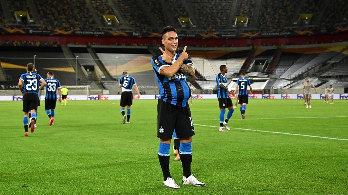 DUESSELDORF, GERMANY - AUGUST 17: Lautaro Martinez of Inter Milan celebrates after scoring his teams first goal during the UEFA Europa League Semi Final between Internazionale and Shakhtar Donetsk at Merkur Spiel-Arena on August 17, 2020 in Duesseldorf, Germany. (Photo by Sascha Steinbach/Pool via Getty Images)