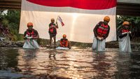 Serunya Lomba Balap Karung di Sungai