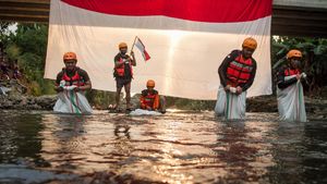 Serunya Lomba Balap Karung di Sungai