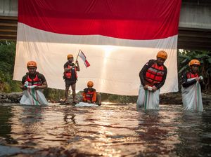 Serunya Lomba Balap Karung di Sungai