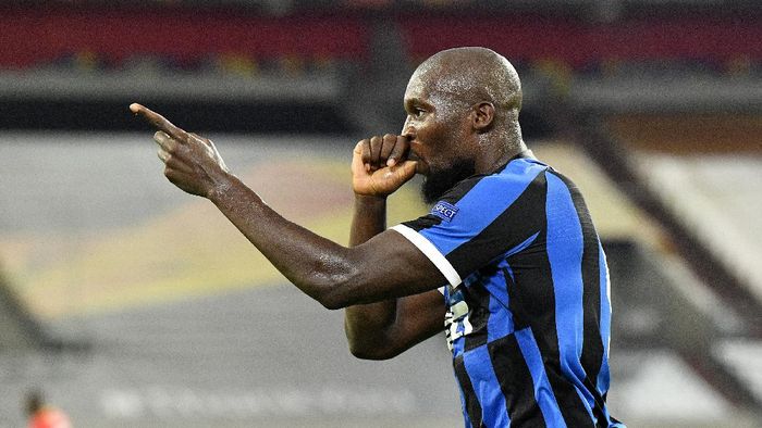 lukaku DUESSELDORF, GERMANY - AUGUST 10: Romelu Lukaku of Inter Milan celebrates after scoring his sides second goal during the UEFA Europa League Quarter Final between FC Internazionale and Bayer 04 Leverkusen at Merkur Spiel-Arena on August 10, 2020 in Duesseldorf, Germany. (Photo by Martin Meissner/Pool via Getty Images)