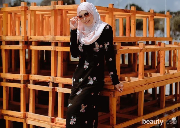 Pashmina yang dililitkan hingga menutup leher menjadi gaya hijab khas Malaysia