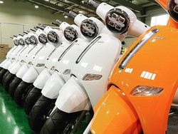 Menteri ESDM Bandingkan Motor Listrik vs BBM, Murah Mana?