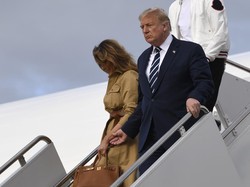 Viral, Momen Melania Tolak Digandeng Donald Trump di Tangga Air Force One