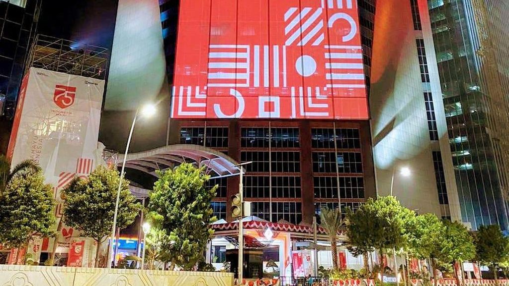 Melihat Video Mapping di Gedung BRI Melihat Video Mapping di Gedung BRI